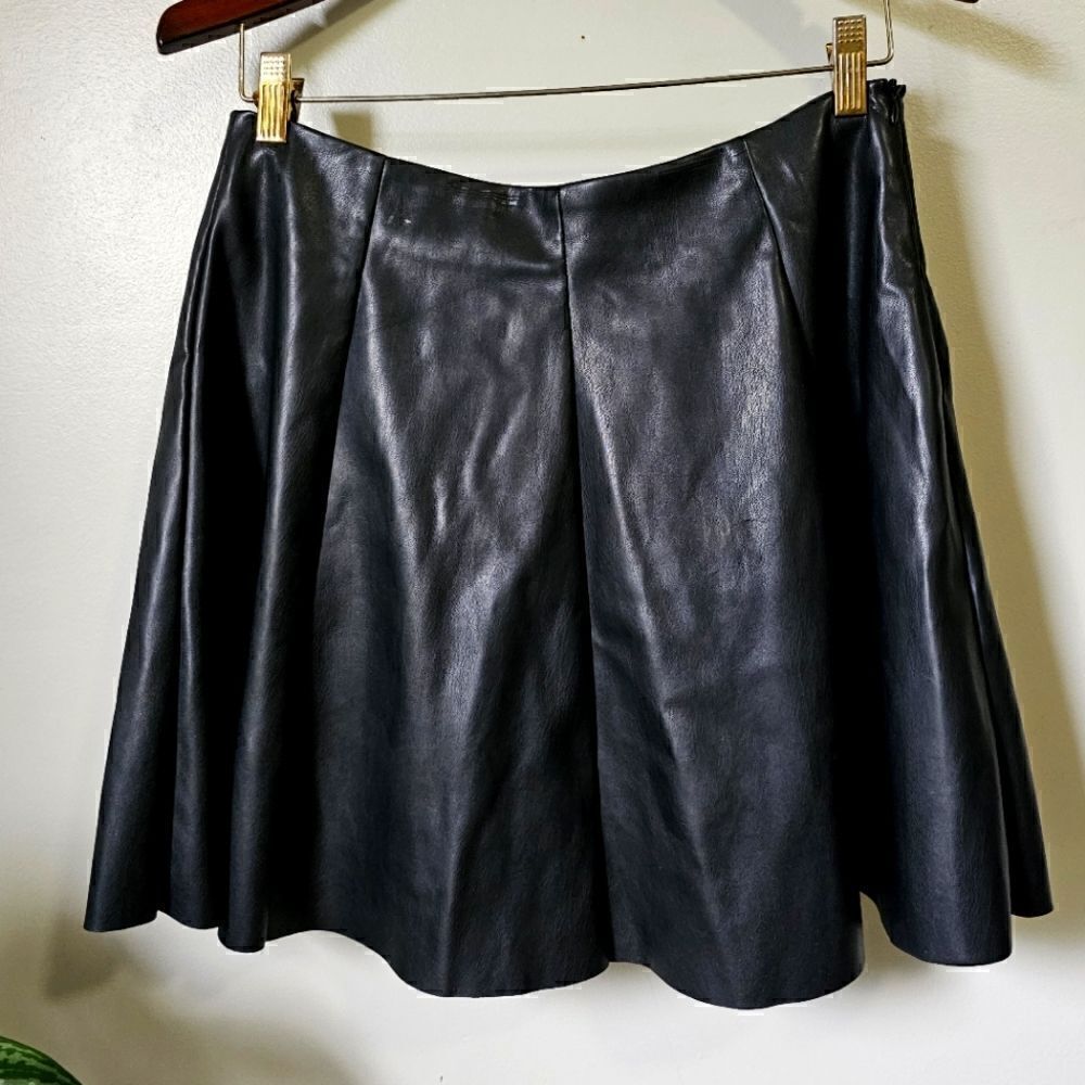 EUC CHELSEA & THEODORE BLACK FAUX FULL MINI SKIRT SIZE S